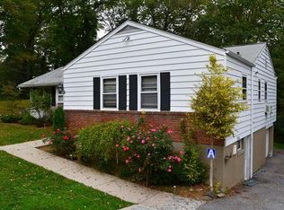 9 Clovebrook Rd, Valhalla, NY 10595