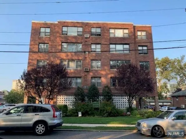 275 Hoym St APT 1B, Fort Lee, NJ 07024