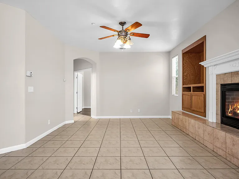 1605 Laugenour Dr — Photo 7