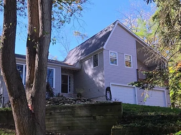 8281 Kimble Dr, Pinckney, MI 48169