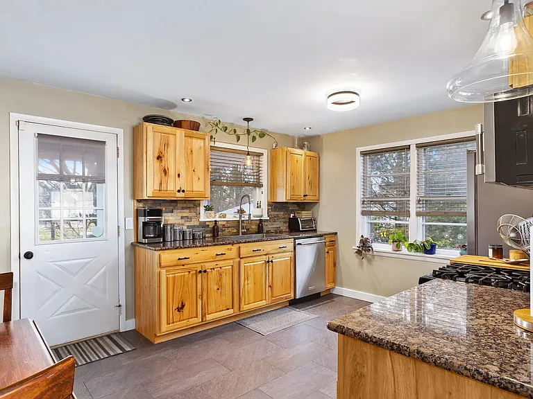 1002 Shakespeare Ave — Photo 16