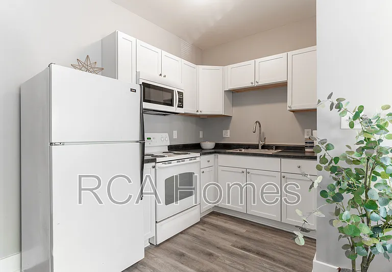 2831 N Kenwood Ave #8 — Photo 2