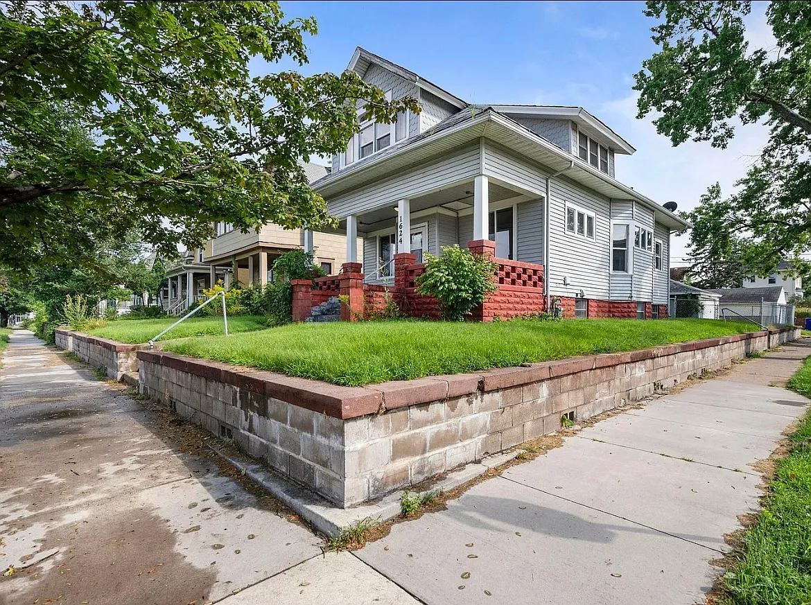8 bed, $4,200 — Photo 1
