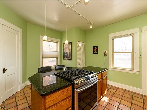 3rd image of 2548 Overlook Rd