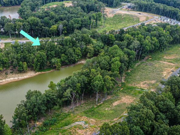 907 Eagle Point Dr, Grand Rivers, KY 42045