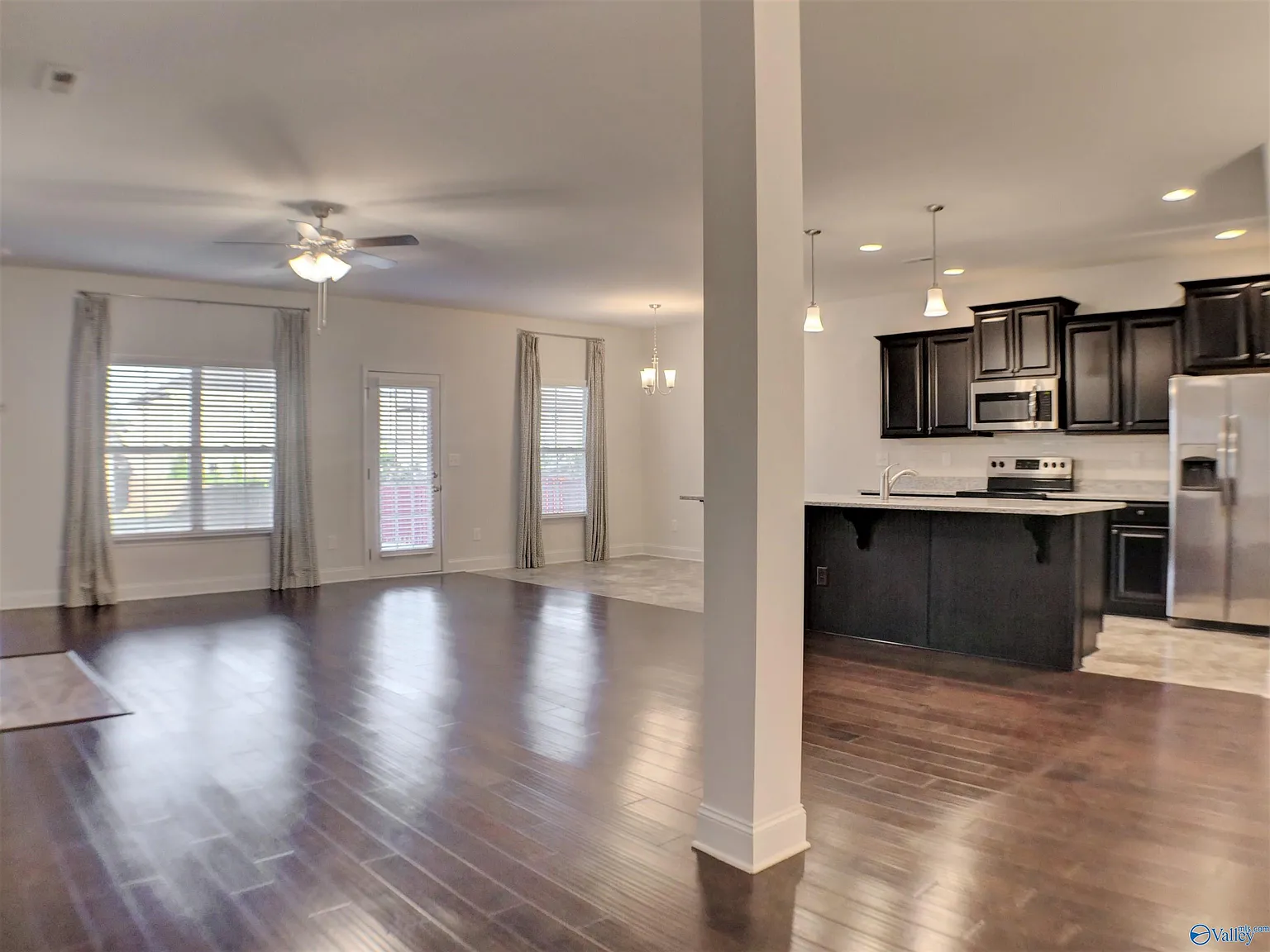 4 bed, 3.0 bath, 2412 sqft, $2,300 — Photo 4