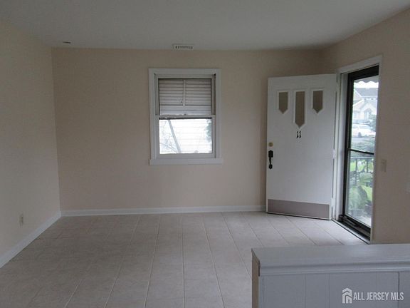 4th image of 11 Eisenhower Dr