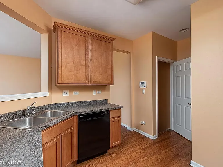 1584 Yellowstone Dr — Photo 6