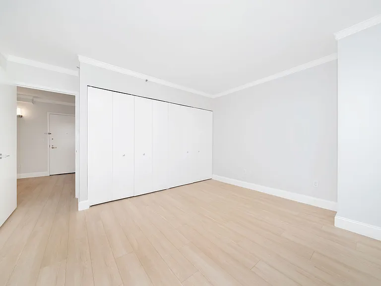 140 Riverside Blvd #402 — Photo 10