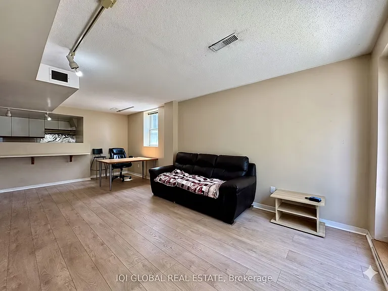 130 Micmac Cres #BASEMENT — Photo 2