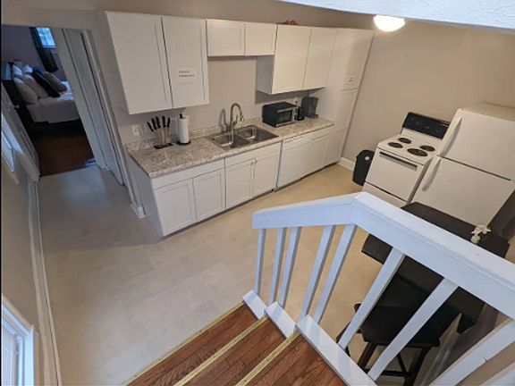 3rd image of 434 Elizabeth St #3