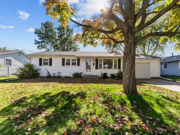 586 33rd Ave, East Moline, IL 61244