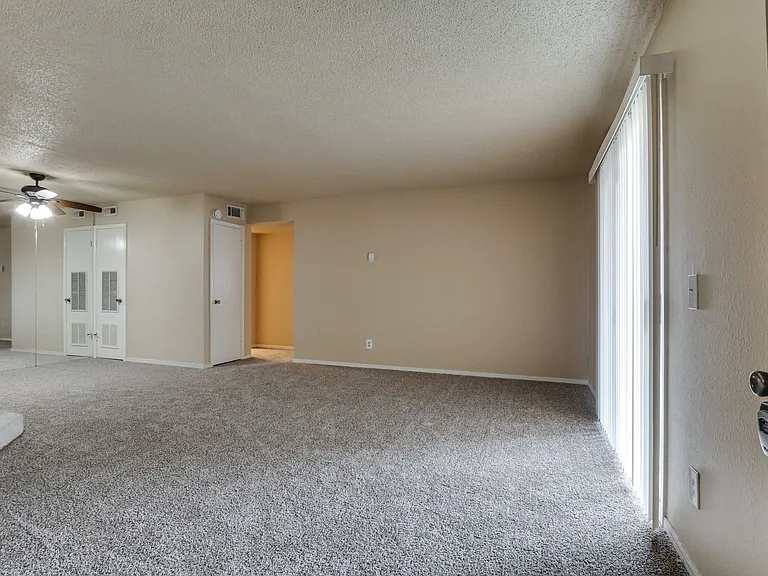 6060 Nw Expy #C — Photo 5