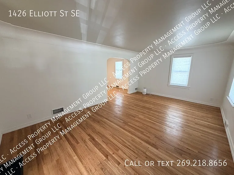 1426 Elliott St SE — Photo 2