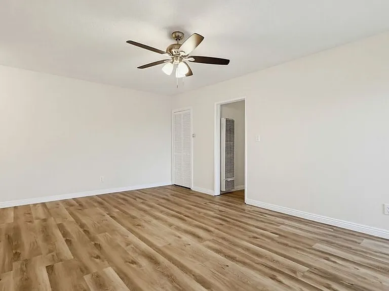 537 W Hyde Park Blvd — Photo 33