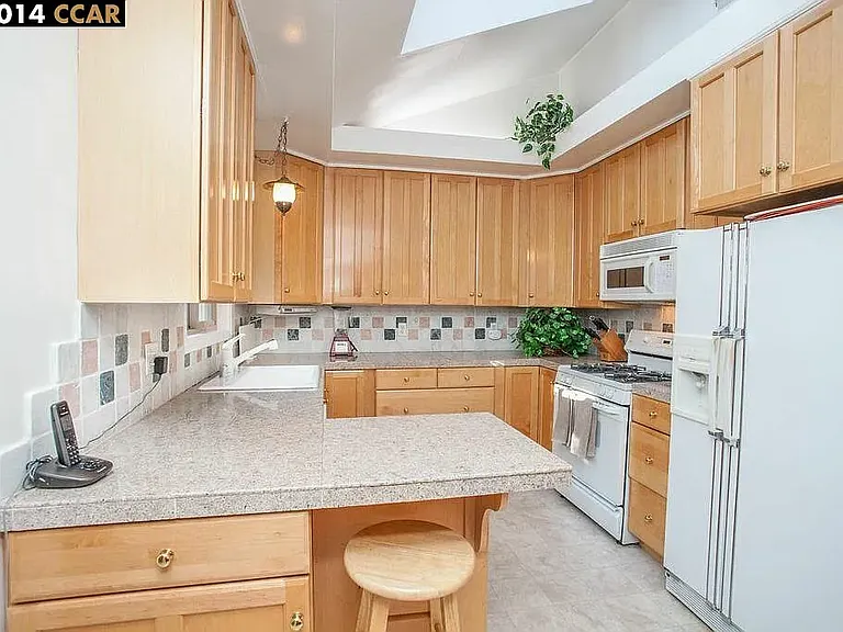 2449 Casa Way — Photo 2