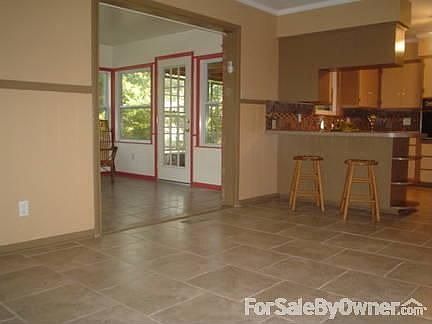 Open Kitchen, Dining & Sun Room : Great for entertaining!