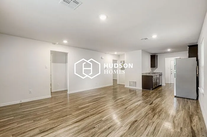 708 Henderson St — Photo 4