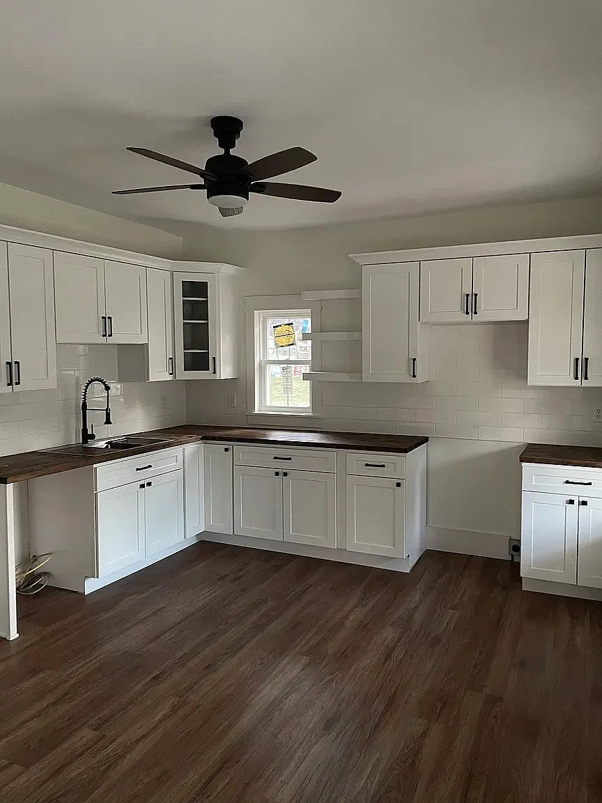 202 E Walnut St — Photo 1