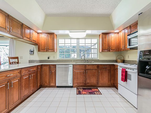 3rd image of 3714 Hollow Wood Dr