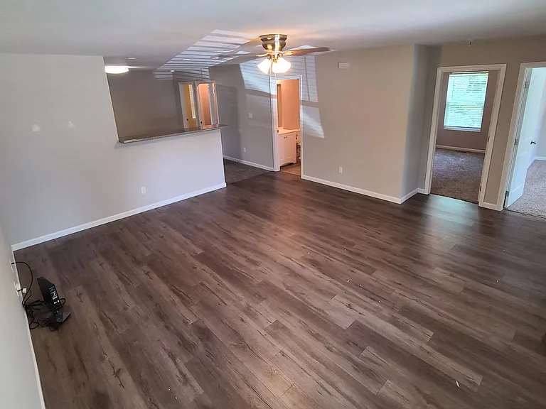 2101 Nadine St — Photo 2