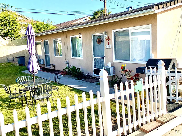 8786 La Salle St — Photo 2