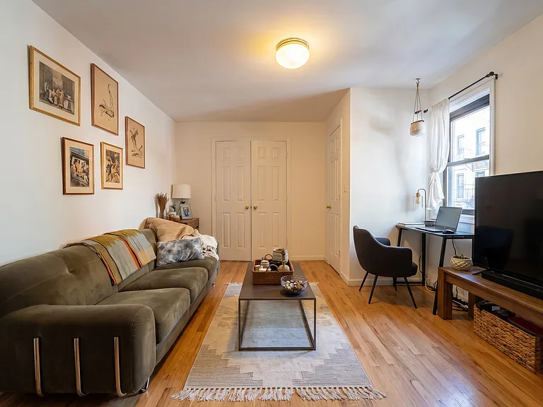 118 E 4th St #11 — Photo 3