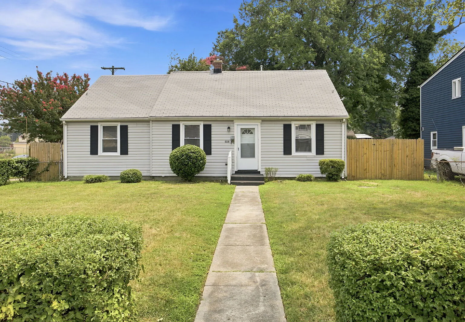 3 bed, 1.0 bath, 1109 sqft, $1,900 — Photo 1