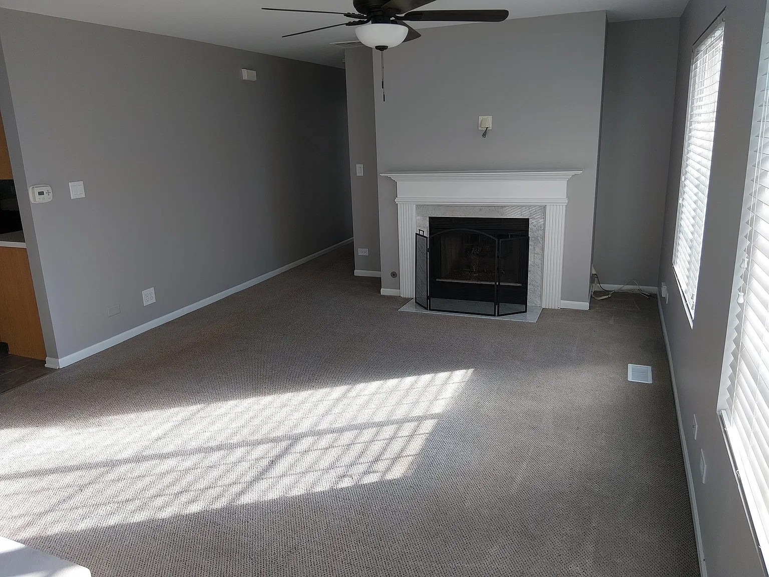 Spacious townhouse near schools and stores — Photo 1