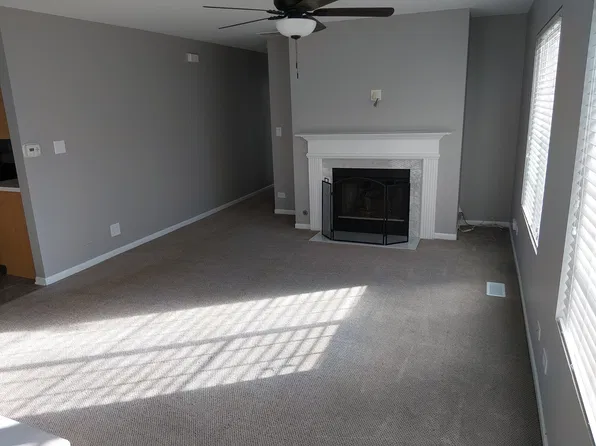 1276 Sandhurst Ln #3, South Elgin, IL 60177