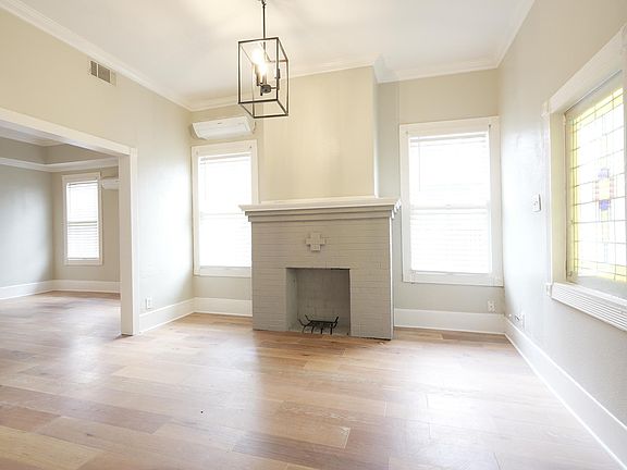 Dining room empty (decorative fireplace)