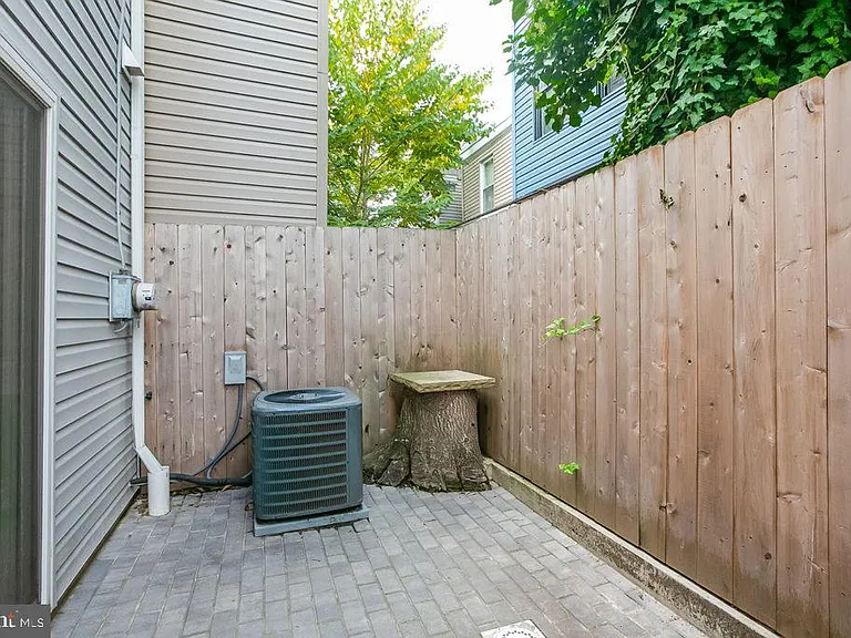 2233 Latona St — Photo 14