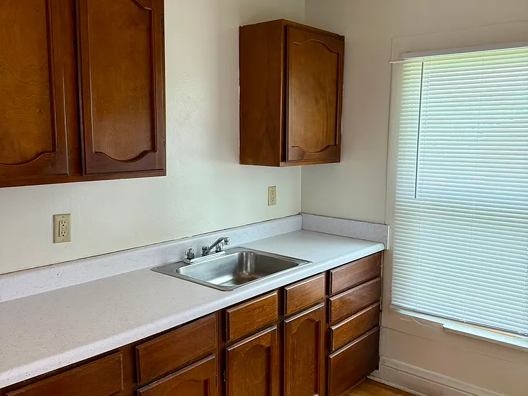 814 E Market St #D — Photo 3