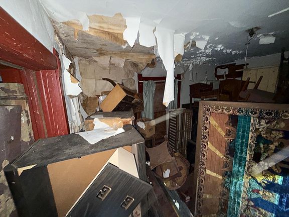 4th image of 537 Logan St