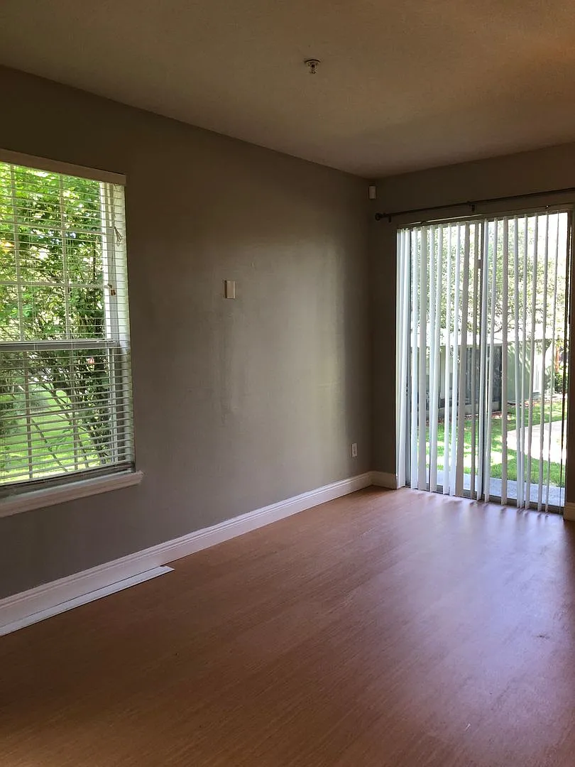 Beautiful end unit townhouse with 3 bdrms, 2-1/2 baths and 2 car garage! — Photo 4