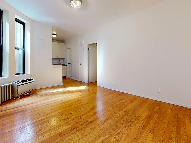 240 Waverly Pl #21 — Photo 3