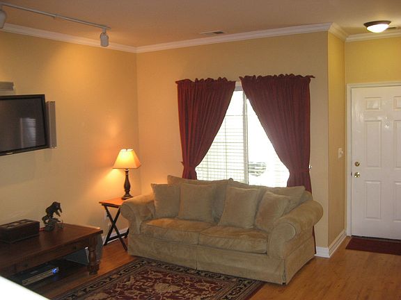Living room - crown molding, pine laminate floors