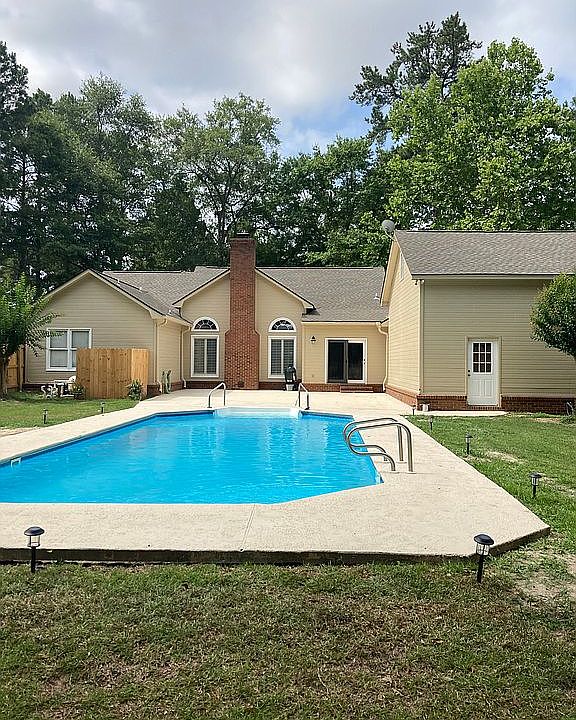 1st image of 4900 Meadowood Cir