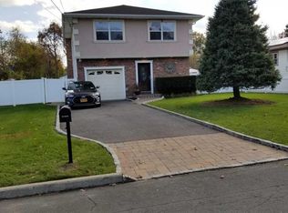 14 Matthews Ave, West Babylon, NY 11704