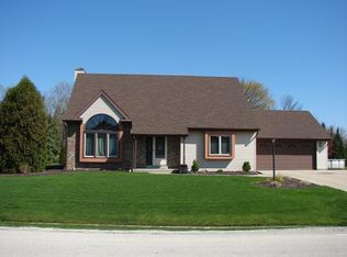 1010 E Stonegate Dr, Oak Creek, WI 53154