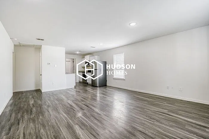 3 bed, 2.0 bath, 1090 sqft, $1,449 — Photo 4