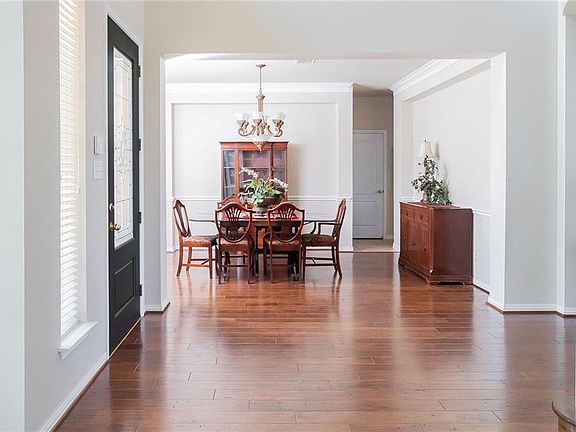 4th image of 9812 Capilano Dr