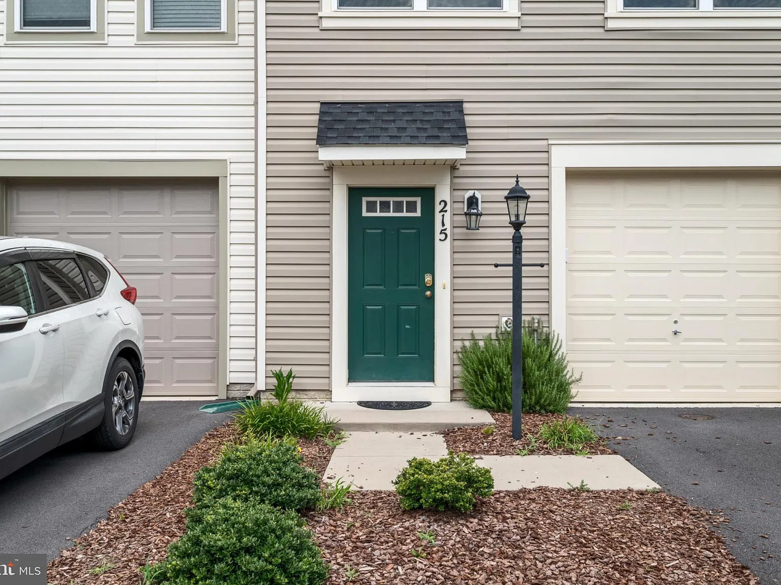 3 bed, 4.0 bath, 2090 sqft, $2,195 — Photo 3