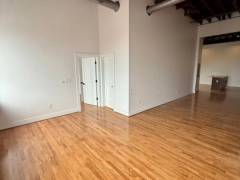 2033 W Broad St — Photo 31