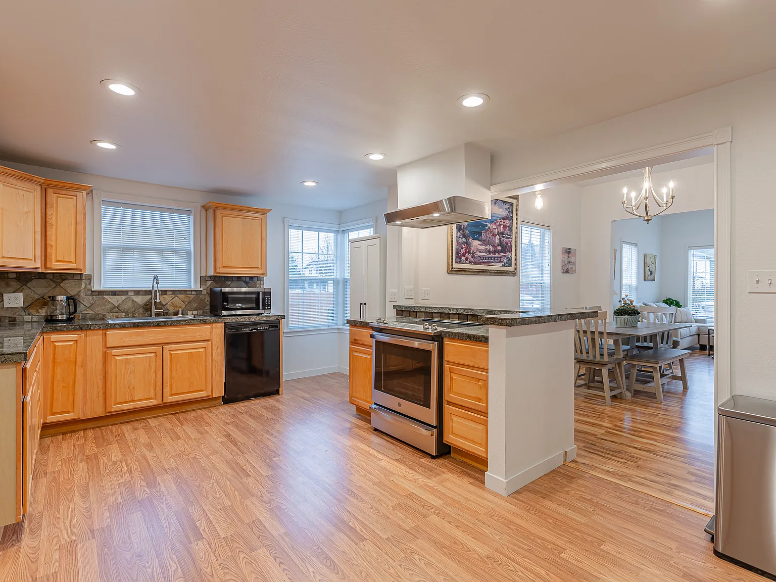 5 bed, 1650 sqft, $3,995 — Photo 4
