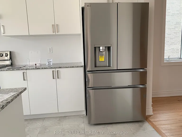 Amber Dr — Photo 8