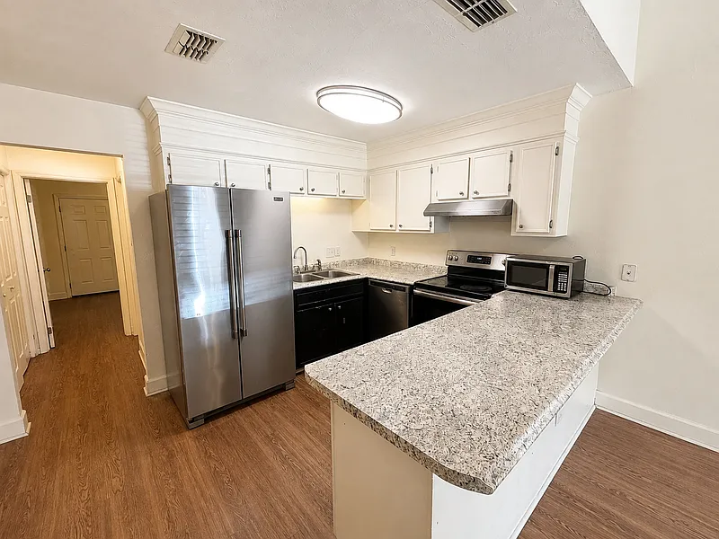 2 bed, 2.0 bath, 896 sqft, $1,300 — Photo 2