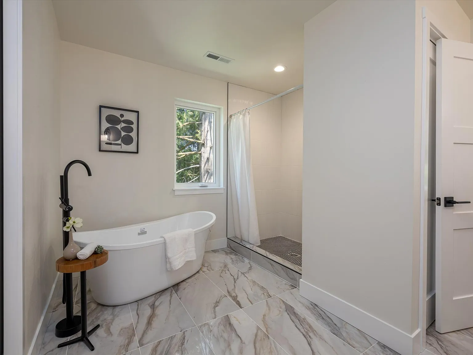 4 bed, 2227 sqft, $3,400 — Photo 2
