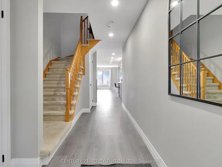 19 Odessa Cres — Photo 5
