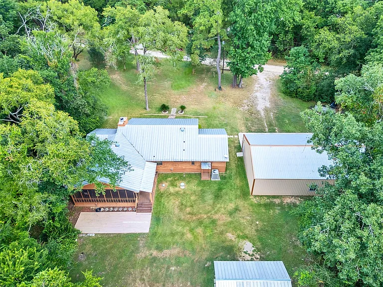 18085 Lake Dr E — Photo 2